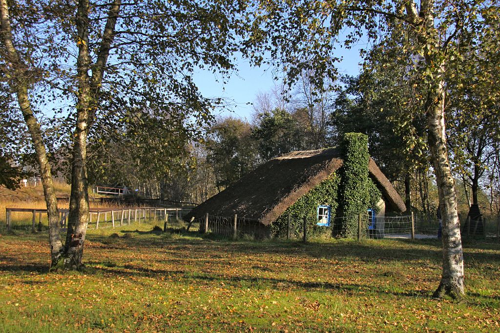 Eine Lehmhütte im Moormuseum.