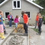 Schüler beim Lehm waltern